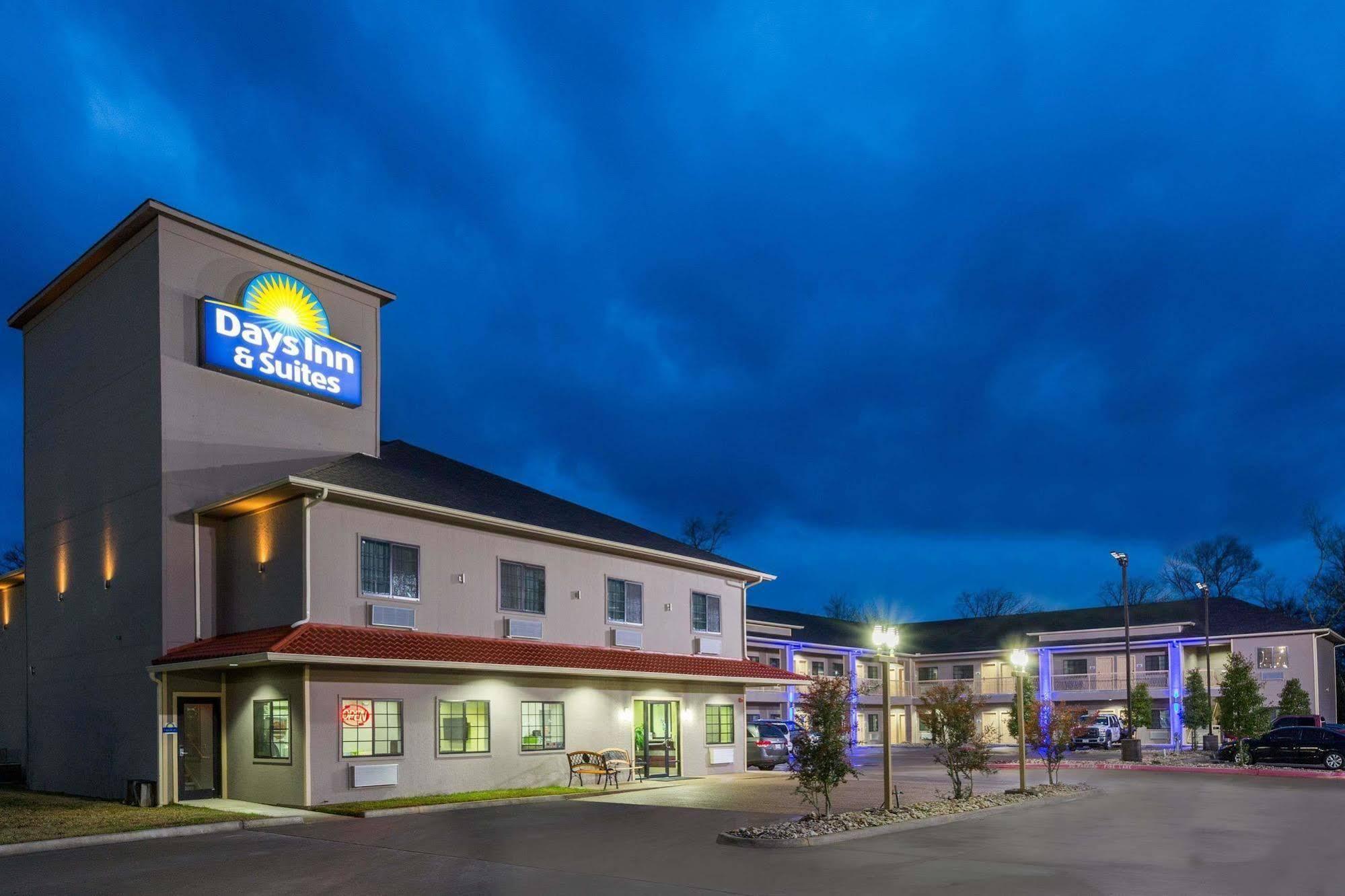 Days Inn & Suites By Wyndham Madisonville Exterior photo