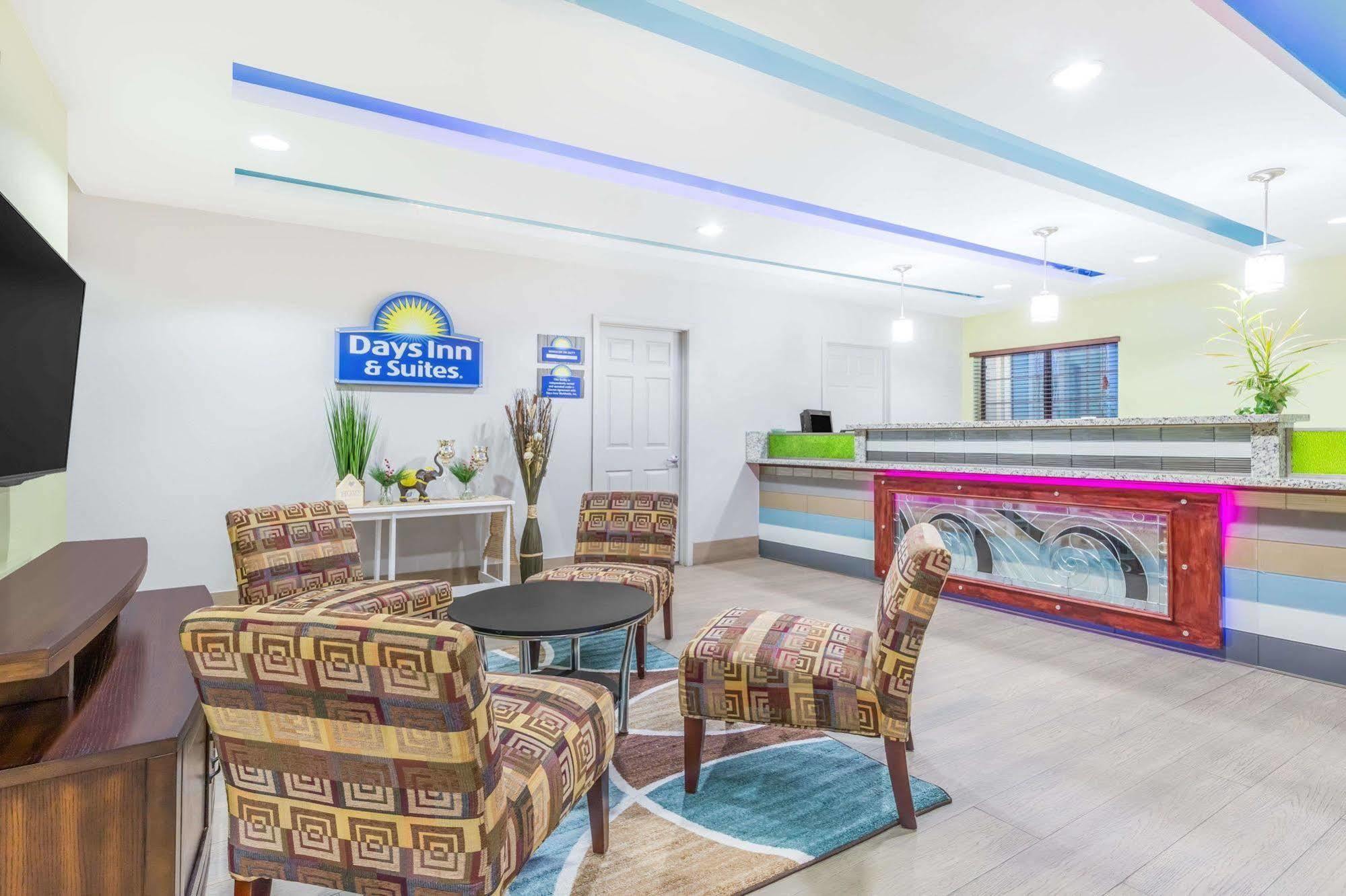Days Inn & Suites By Wyndham Madisonville Exterior photo