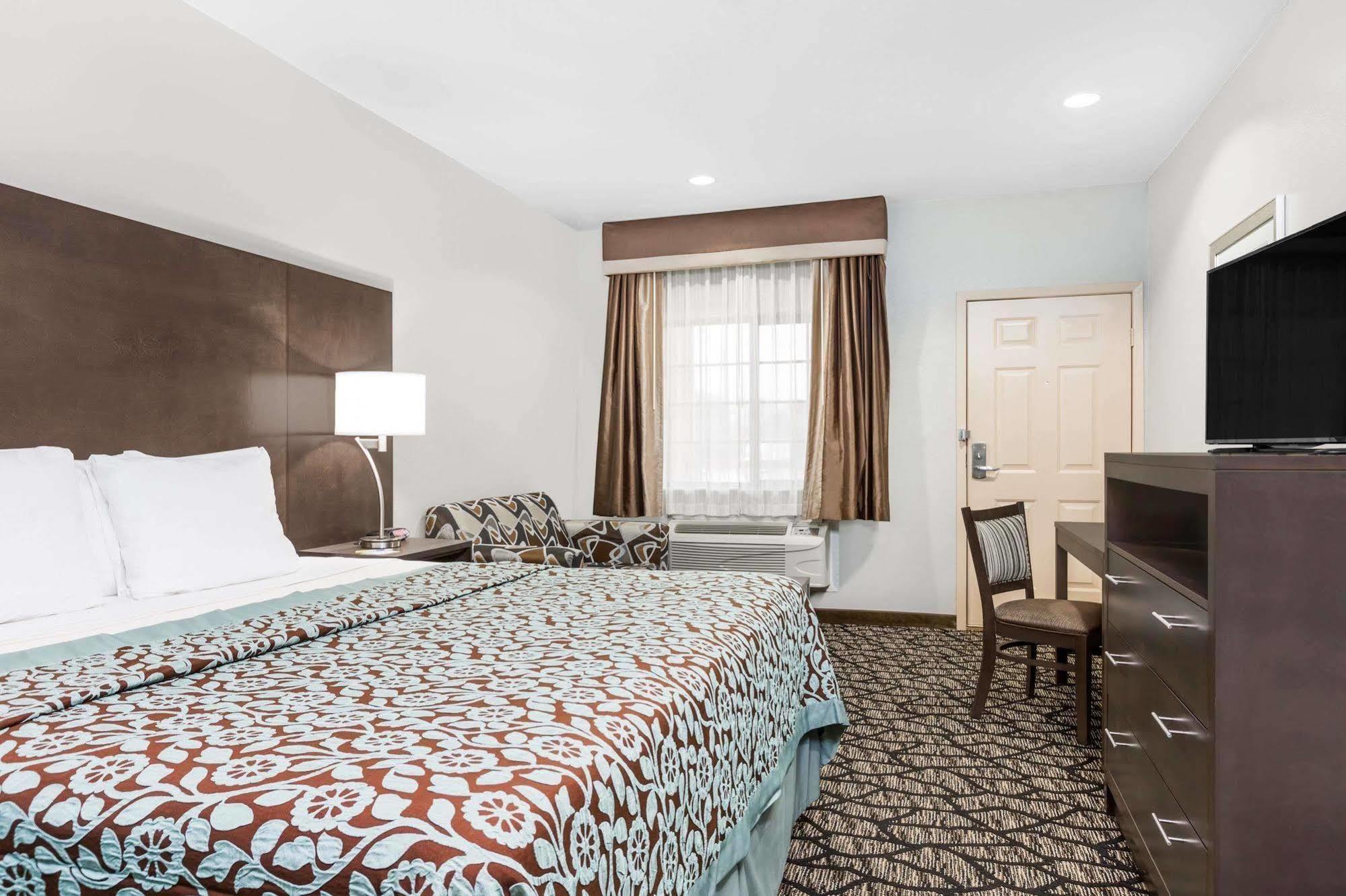 Days Inn & Suites By Wyndham Madisonville Exterior photo